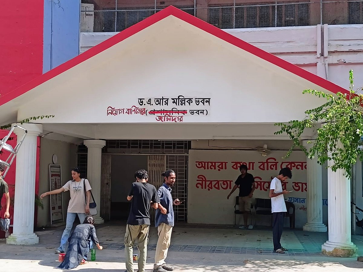 চট্টগ্রাম বিশ্ববিদ্যালয়ের প্রশাসনিক ভবনের নাম লাল রং দিয়ে কেটে দিয়ে ‘নিয়োগ-বাণিজ্যের জমিদার’ ভবন লিখে দেওয়া হয়েছে। শনিবার বেলা তিনটার দিকে তোলা