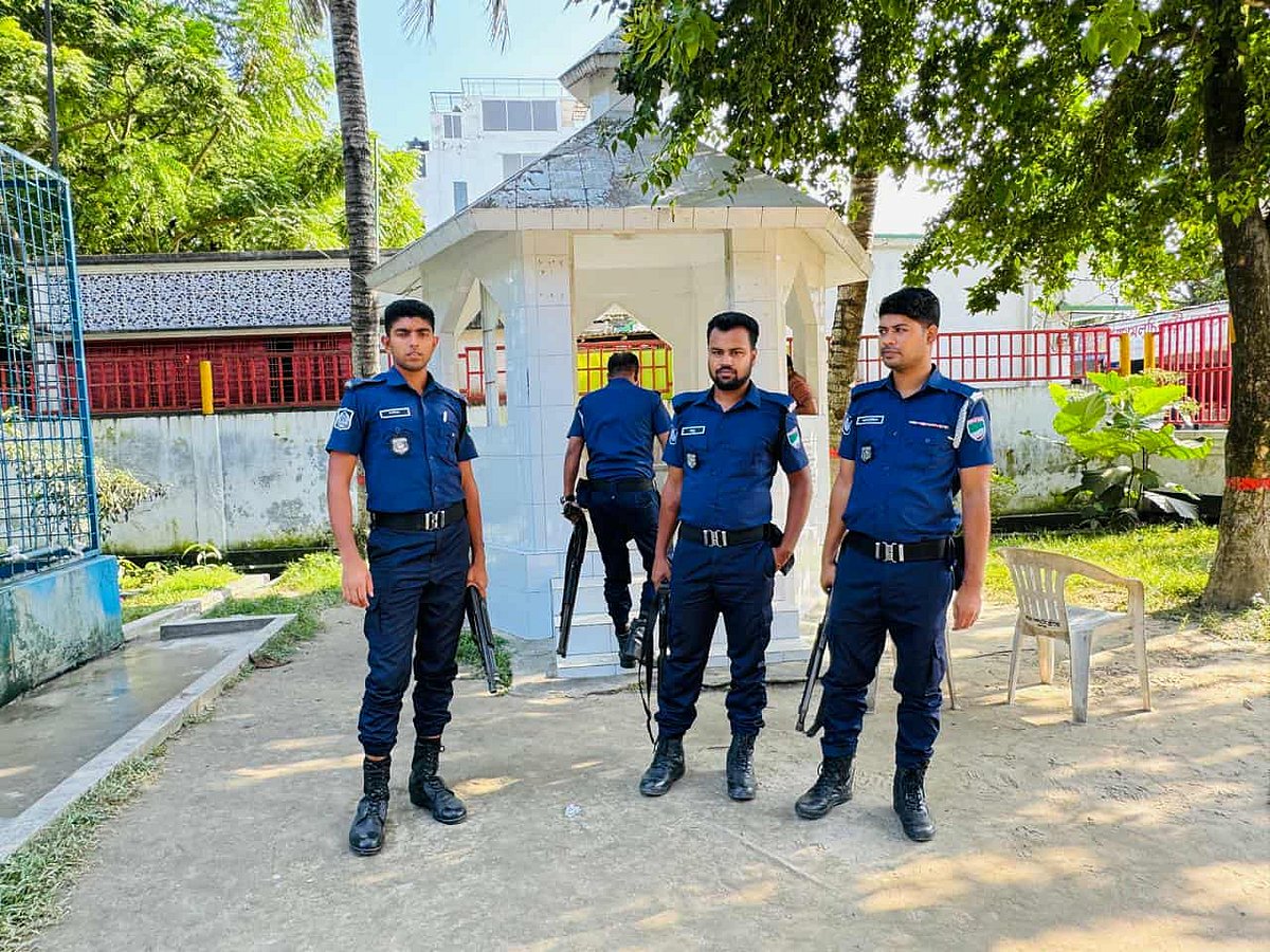 কুমারখালীর ছেঁউড়িয়ায় ফকির লালন শাহের আখড়াবাড়িতে নিরাপত্তা জোরদার করা হয়েছে। শনিবার সকাল থেকে সেখানে পুলিশ সদস্যদের দেখা যায়
