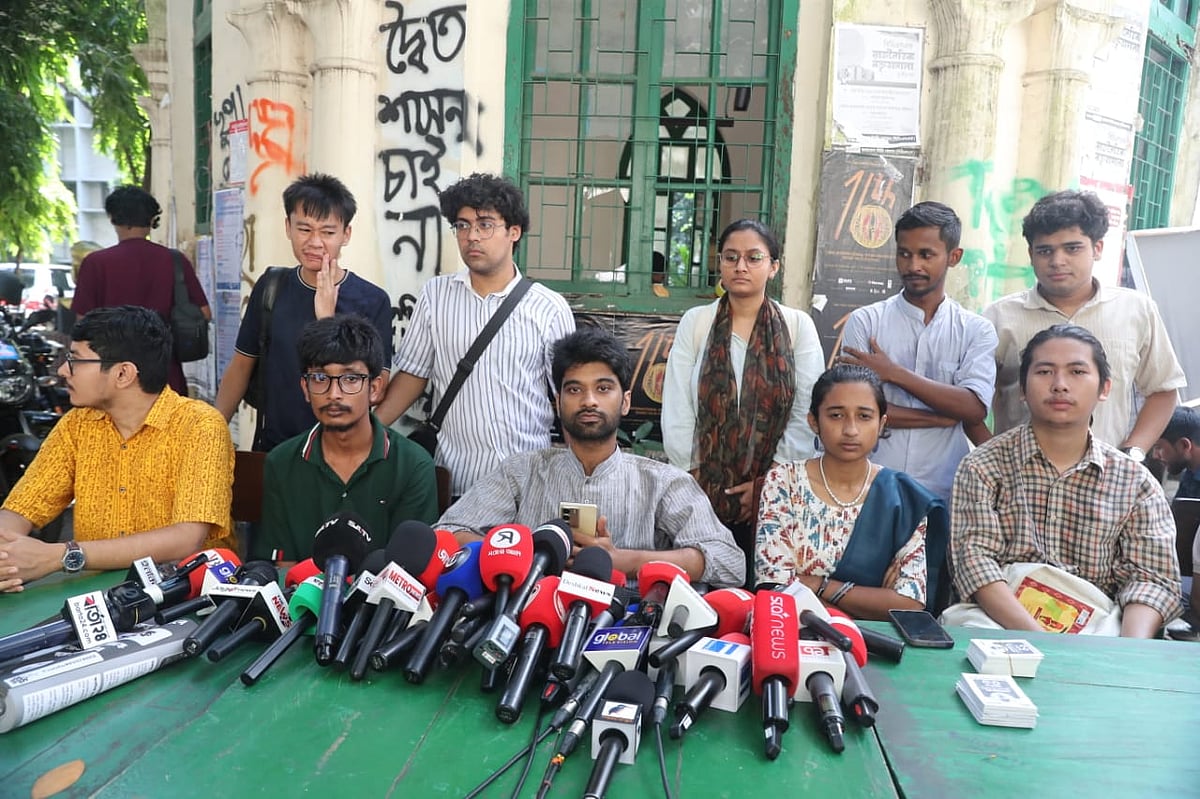 সংবাদ সম্মেলনে ‘প্রতিরোধ পর্ষদ’ প্যানেলের সাধারণ সম্পাদক (জিএস) প্রার্থী মেঘমল্লার বসু। মধুর ক্যান্টিন, ঢাকা বিশ্ববিদ্যালয়। ৭ সেপ্টেম্বর