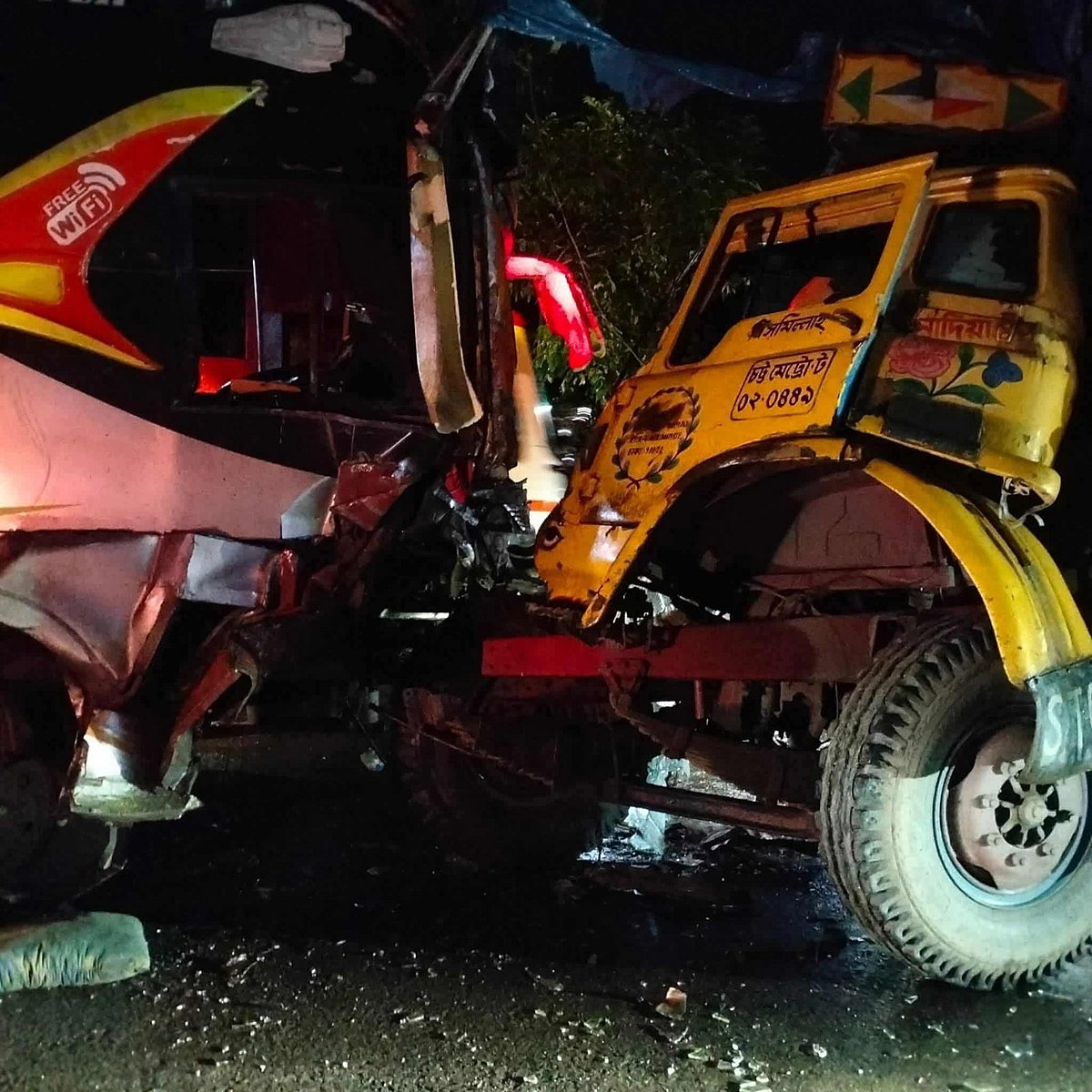 দুর্ঘটনায় বাস ও ট্রাকের সামনের অংশ দুমড়েমুচড়ে যায়। গতকাল রাতে লোহাগাড়ার আমিরাবাদের পুরাতন বিওসি এলাকায়