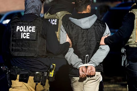 গত ৫ ফেব্রুয়ারি অভিবাসন ও শুল্ক পুলিশের (আইসিই) সদস্যরা কলোরাডোর ডেনভারে একটি অ্যাপার্টমেন্ট কমপ্লেক্সে অভিযানের পরে এক ব্যক্তিকে আটক করেন