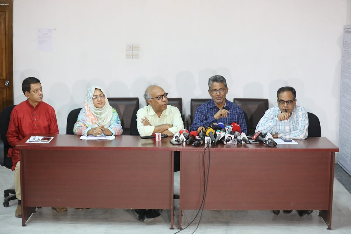 ডাকসু রিটার্নিং কর্মকর্তাদের কার্যালয়ের সামনে ব্রিফ করছেন প্রধান রিটার্নিং কর্মকর্তা অধ্যাপক মোহাম্মদ জসীম উদ্দিন। সিনেট ভবন, ৭ সেপ্টেম্বর