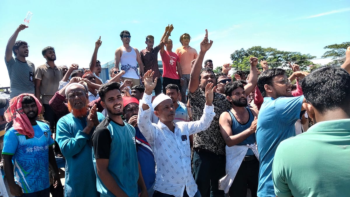 ব্রাহ্মণবাড়িয়ার বিজয়নগর উপজেলার বুধন্তী ও চান্দুরা ইউনিয়ন দুটি ব্রাহ্মণবাড়িয়া–৩ আসন থেকে কেটে ব্রাহ্মণবাড়িয়া–২ আসনের সঙ্গে যুক্ত করার প্রতিবাদে স্থানীয় লোকজন ঢাকা–সিলেট মহাসড়ক অবরোধ করে বিক্ষোভ করছেন। রোববার দুপুরে মহাসড়কের চান্দুরা এলাকায়