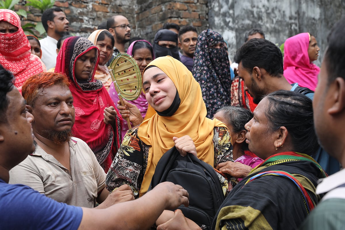 হত্যার শিকার পেট্রলপাম্প কর্মকর্তা ইকবাল হোসেনের এক স্বজনের আহাজারি। রোববার সকালে বগুড়া শহরের দত্তবাড়ি এলাকায়