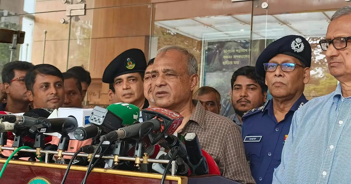 রাজারবাগ পুলিশ লাইনসে আয়োজিত নির্বাচনী প্রশিক্ষণ কর্মসূচির উদ্বোধন অনুষ্ঠান শেষে সাংবাদিকদের সঙ্গে কথা বলেন স্বরাষ্ট্র উপদেষ্টা লেফটেন্যান্ট জেনারেল (অব.) মো. জাহাঙ্গীর আলম চৌধুরী। ৭ সেপ্টেম্বর, ২০২৫