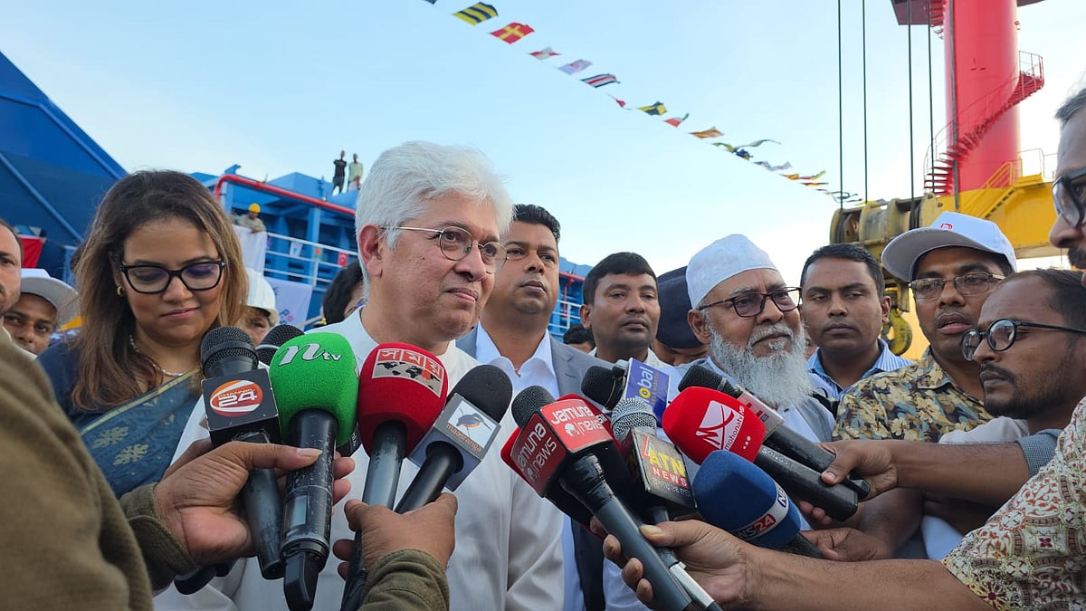 জাহাজ হস্তান্তর অনুষ্ঠান শেষে সাংবাদিকদের সঙ্গে কথা বলছেন শিল্প উপদেষ্টা আদিলুর রহমান খান। রোববার বিকেলে সোনারগাঁয়ের আনন্দ শিপইয়ার্ড অ্যান্ড স্লিপওয়েজ লিমিটেডে
