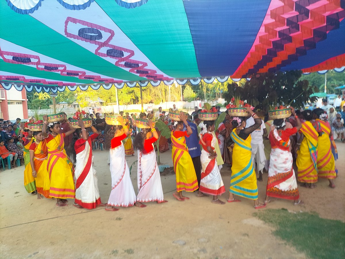 নানা আয়োজনে চা–বাগানের ঐতিহ্যবাহী করম উৎসব অনুষ্ঠিত হয়েছে। রোববার বিকেলে মৌলভীবাজারের শ্রীমঙ্গলের কাকিয়াছড়া এলাকায়