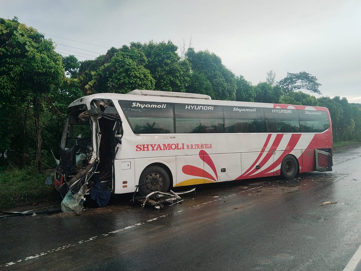 দুর্ঘটনায় ক্ষতিগ্রস্ত বাস। আজ সকাল আটটার দিকে তোলা