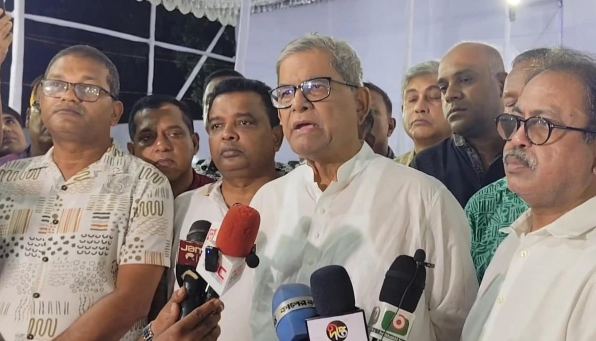 ঠাকুরগাঁও জেলা বিএনপির সম্মেলনস্থল পরিদর্শন করতে এসে সাংবাদিকদের সঙ্গে কথা বলেন বিএনপি মহাসচিব মির্জা ফখরুল ইসলাম আলমগীর। আজ সোমবার  ঠাকুরগাঁও সরকারি বালক উচ্চবিদ্যালয়ের বড় মাঠে