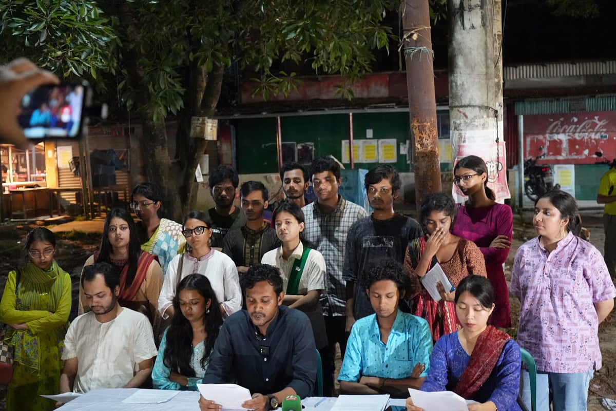 বিশ্ববিদ্যালয়ের বটতলায় আয়োজিত সংবাদ সম্মেলনে সম্প্রীতির ঐক্য প্যানেলের নেতারা। গতকাল শনিবার রাতে