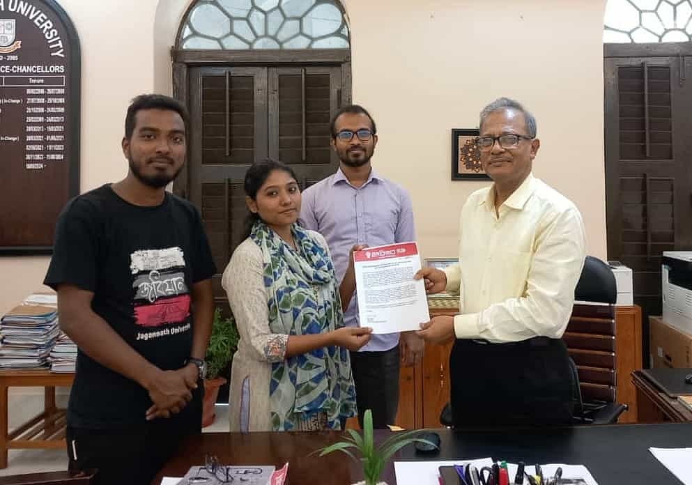 উপাচার্য অধ্যাপক মো. রেজাউল করিমের কাছে স্মারকলিপি দেন ইনকিলাব মঞ্চের জগন্নাথ বিশ্ববিদ্যালয় শাখার নেতা–কর্মীরা