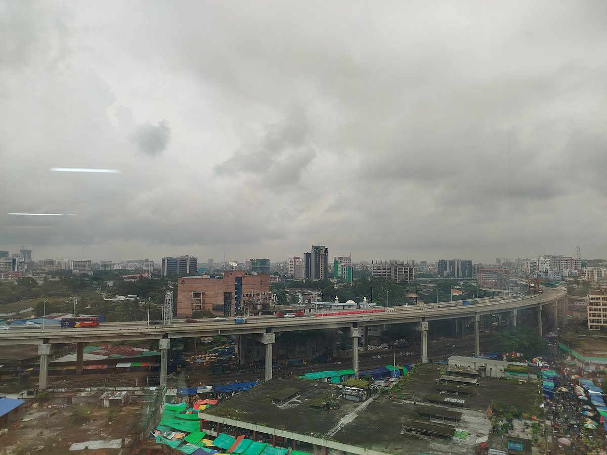 রাজধানীর আকাশ আজ সকাল থেকেই মেঘলা। কারওয়ান বাজার এলাকা থেকে তোলা