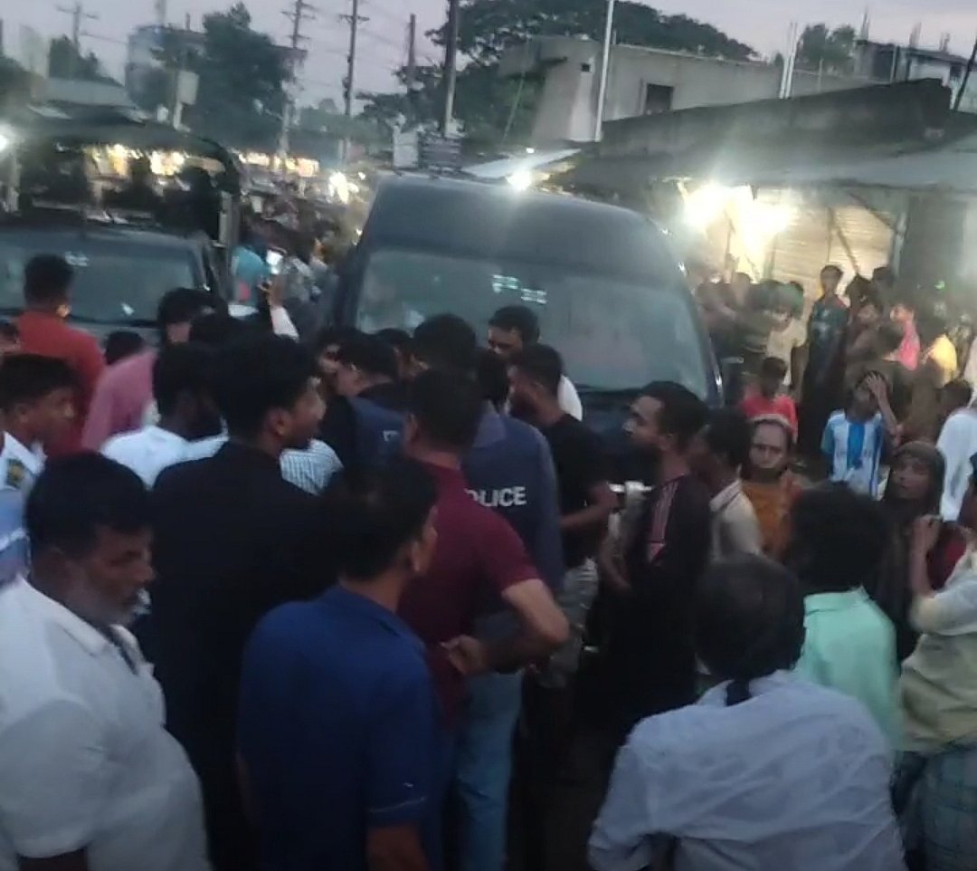 এক ব্যবসায়ীকে আটকের ঘটনায় র‌্যাব সদস্যদের অবরুদ্ধ করেন স্থানীয় বাসিন্দারা। আজ রোববার সন্ধ্যায় গাজীপুরের শ্রীপুরের বরমী ইউনিয়নের বরামা গ্রামে