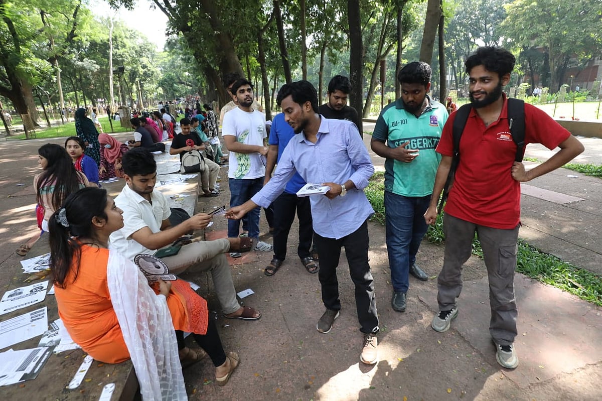 নির্বাচনী প্রচারে বৈষম্যবিরোধী শিক্ষার্থী সংসদ প্যানেল থেকে সহসভাপতি (ভিপি) প্রার্থী আবদুল কাদের। মল চত্বর, ঢাকা বিশ্ববিদ্যালয়; ৭ সেপ্টেম্বর