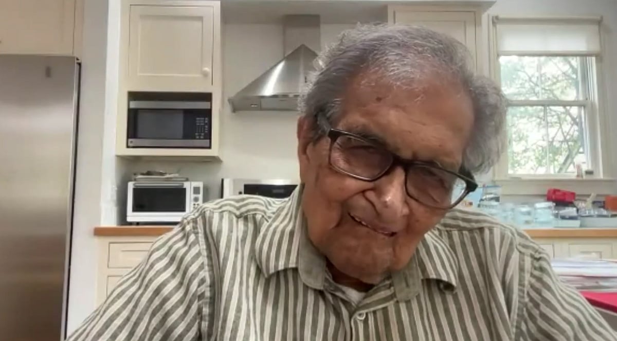 বক্তব্য দিচ্ছেন অমর্ত্য সেন