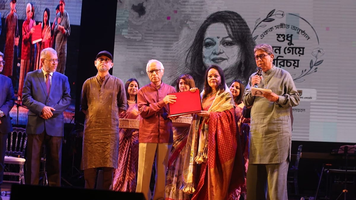 রাষ্ট্রের পক্ষ থেকে সাবিনা ইয়াসমীনকে সম্মাননা ক্রেস্ট তুলে দিচ্ছেন পরিকল্পনা উপদেষ্টা ওয়াহিদউদ্দিন মাহমুদ। ছবি: মীর হোসেন