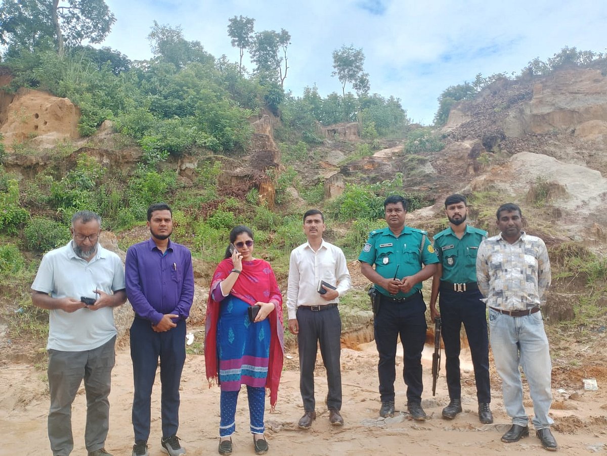 সিলেটে টিলা কাটার বিরুদ্ধে উপজেলা প্রশাসনের অভিযান। আজ রোববার সদর উপজেলার টিকরপাড়া এলাকায়