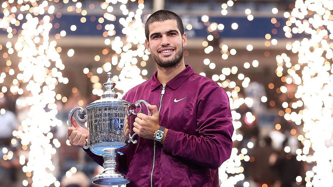 ইউএস ওপেনের ট্রফি হাতে কার্লোস আলকারাজ