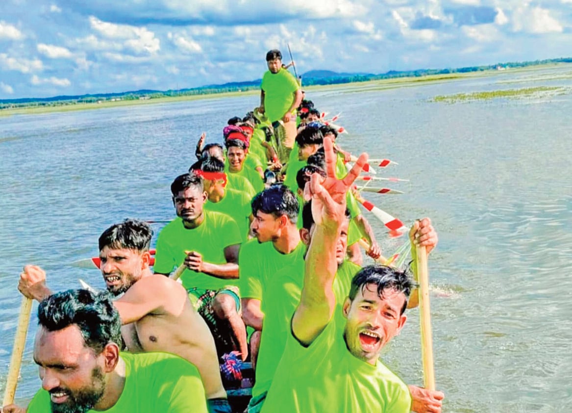 বইঠা হাতে নৌকা নিয়ে ছুটছে একটি দল। শুক্রবার মৌলভীবাজারের জুড়ীতে