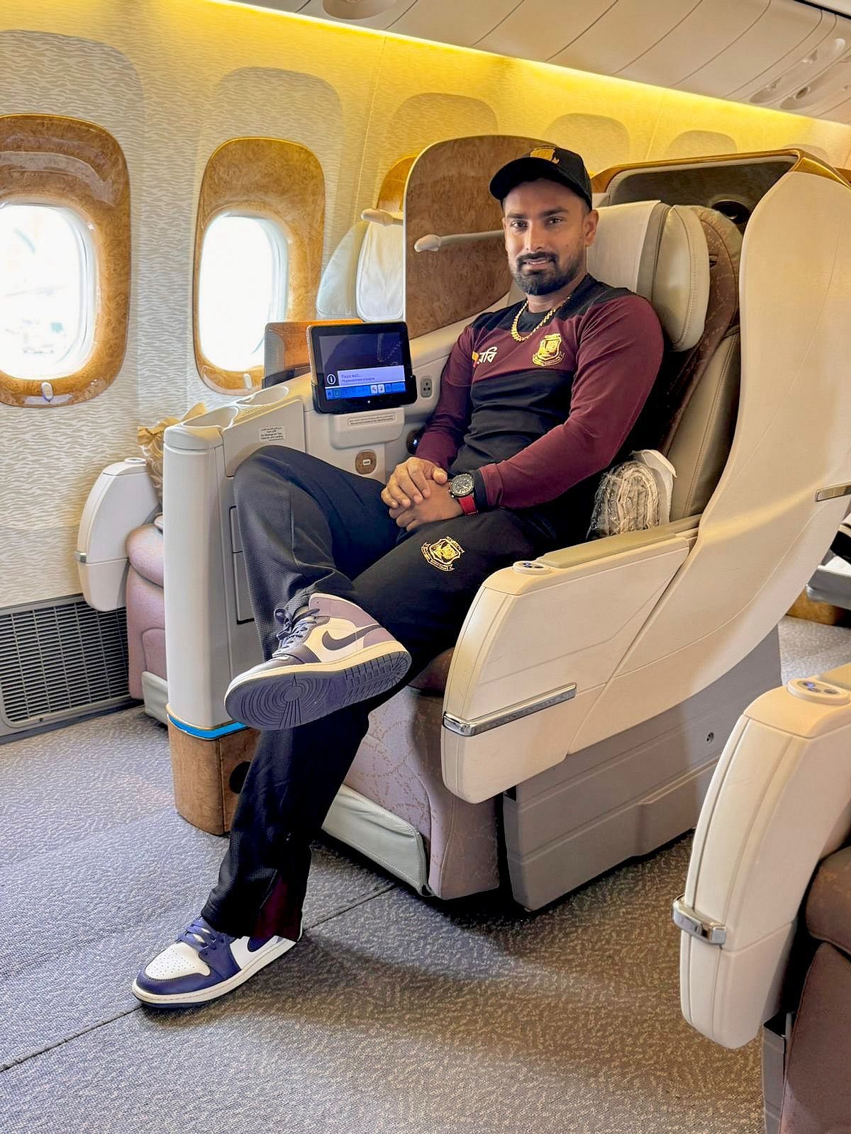 এশিয়া কাপের জন্য দুবাইগামী বিমানে বাংলাদেশ টি–টোয়েন্টি অধিনায়ক লিটন দাস