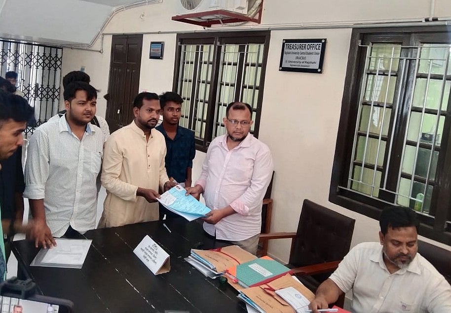 রাকসু নির্বাচনে স্বতন্ত্র প্রার্থী হিসেবে ভিপি ও সিনেট ছাত্র প্রতিনিধি নির্বাচনে মনোনয়নপত্র জমা দিয়েছেন ছাত্রদলের সাংগঠনিক সম্পাদক মাহমুদুল মিঠু। রোববার বিকেলে রাকসুর কোষাধ্যক্ষের কার্যালয়ে