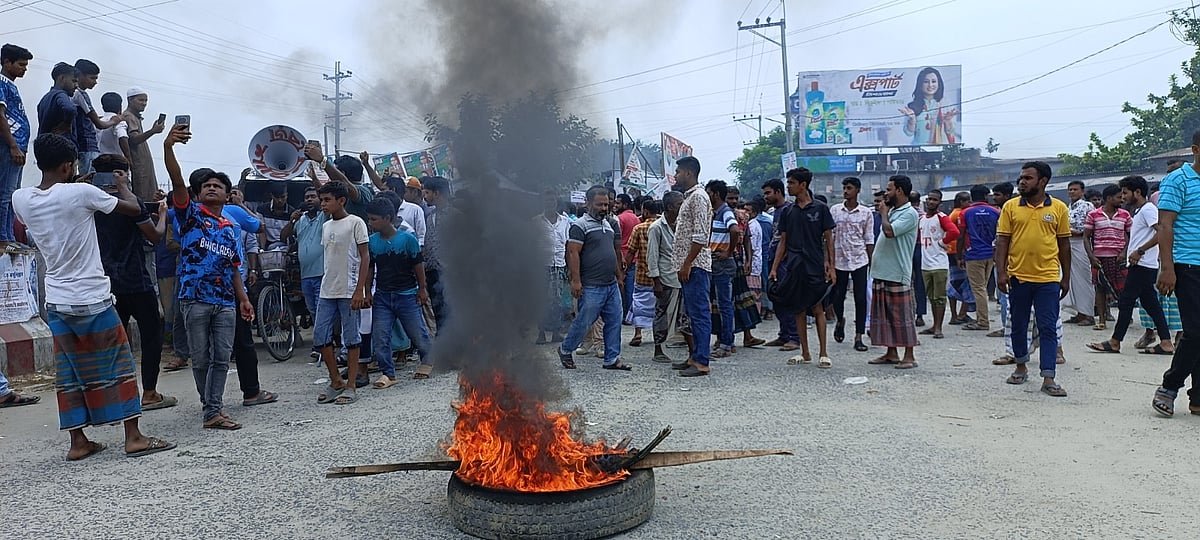 টায়ার জ্বালিয়ে মহাসড়ক অবরোধ করে সংসদীয় সীমানা পুনর্বিন্যাস বাতিলের দাবি জানান বিক্ষোভকারীরা