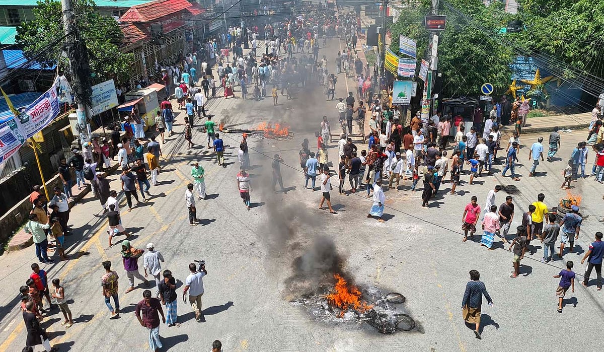 কক্সবাজার শহরের বাঁকখালী নদী তীরে যৌথ বাহিনীর উচ্ছেদ অভিযানে বাধা দিয়ে সড়ক টায়ার জ্বালিয়ে সড়ক অবরোধ করেন স্থানিয় বাসিন্দারা। গত শুক্রবার সকালে