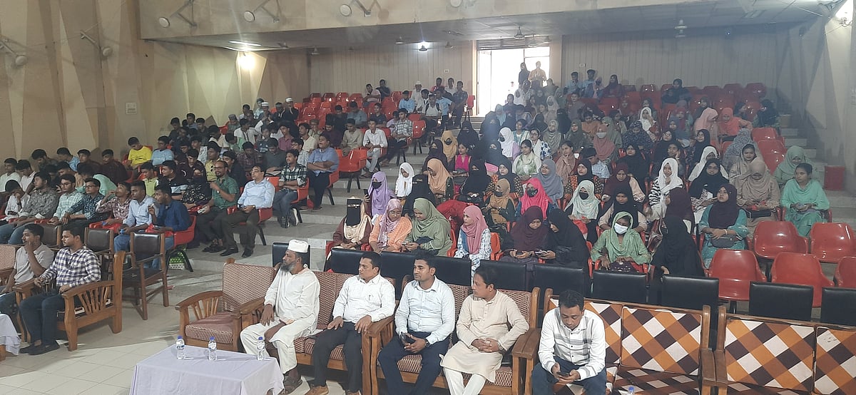 ভোলায় শিখো–প্রথম আলোর উদ্যোগে এসএসসি ও সমমানের পরীক্ষায় জিপিএ–৫ পাওয়া কৃতী শিক্ষার্থীদের সংবর্ধনা দেওয়া হয়। রোববার সকালে জেলা শিল্পকলা একাডেমি মিলনায়তনে