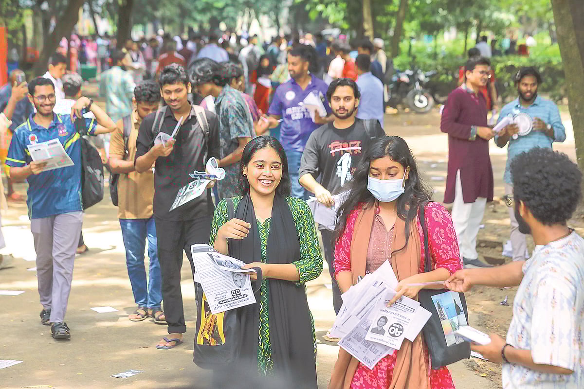 ডাকসু নির্বাচনে প্রচার–প্রচারণার শেষ দিন ছিল গতকাল। উৎসবমুখর পরিবেশ ছিল ক্যাম্পাসজুড়ে। রোববার ঢাকা বিশ্ববিদ্যালয়ের হাকিম চত্বরে