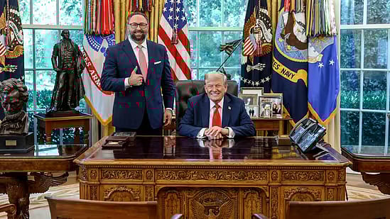 হোয়াইট হাউসে যুক্তরাষ্ট্রের প্রেসিডেন্ট ডোনাল্ড ট্রাম্পের সঙ্গে লবিং ফার্ম এসএইচডব্লিউ পার্টনার্স এলএলসির প্রধান জেসন মিলার। ৬ সেপ্টেম্বর, ২০২৫