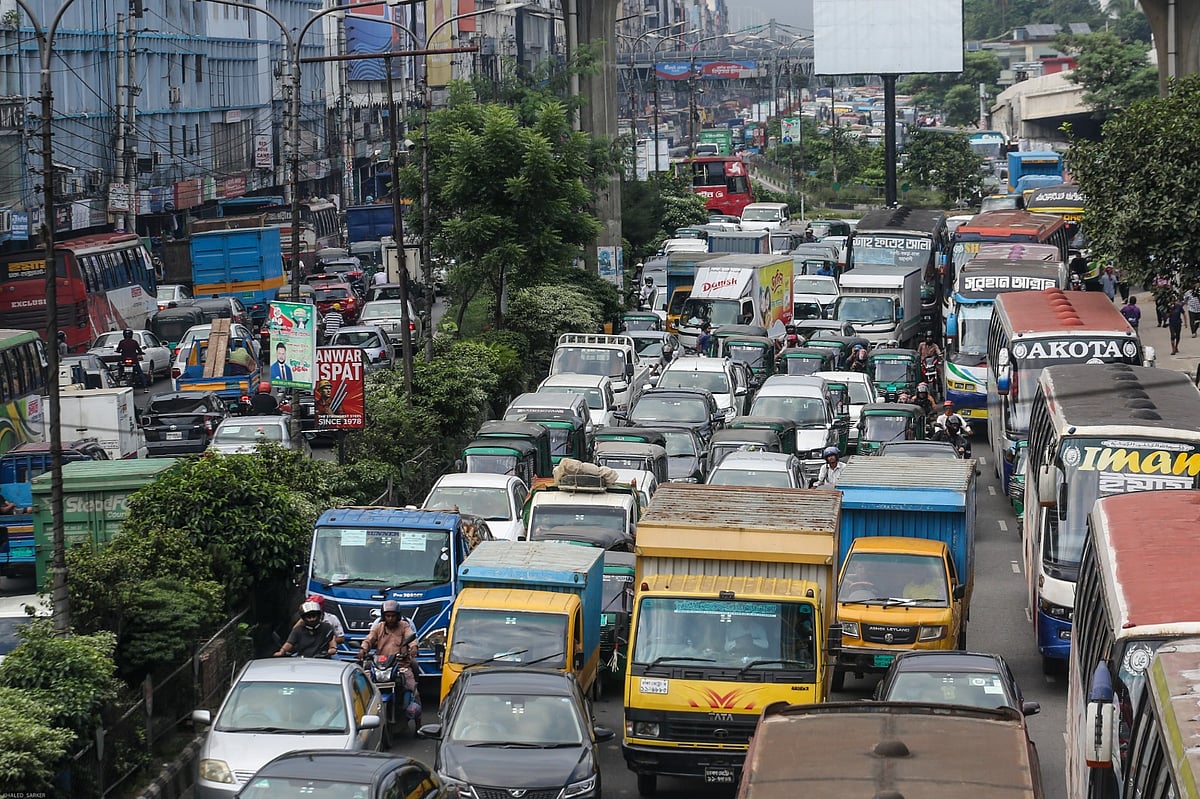 পরিবহনশ্রমিকেরা সড়ক অবরোধ করলে রাজধানীর এয়ারপোর্ট-মহাখালী সড়কে তীব্র যানজটের সৃষ্টি হয়