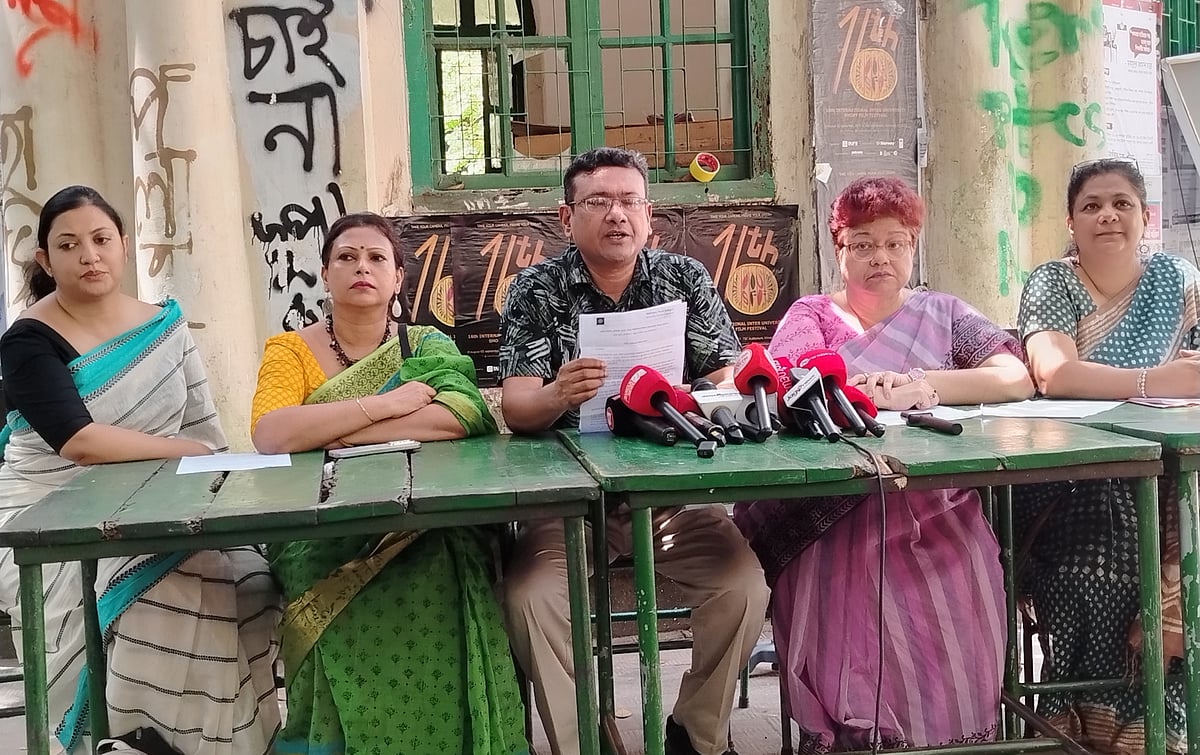 ঢাকা বিশ্ববিদ্যালয়ের মধুর ক্যানটিনের সামনে সংবাদ সম্মেলনে ডাকসু নির্বাচন নিয়ে বিভিন্ন দাবি জানান বিশ্ববিদ্যালয় শিক্ষক নেটওয়ার্কের সদস্যরা। ৭ আগস্ট, ঢাকা বিশ্ববিদ্যালয়