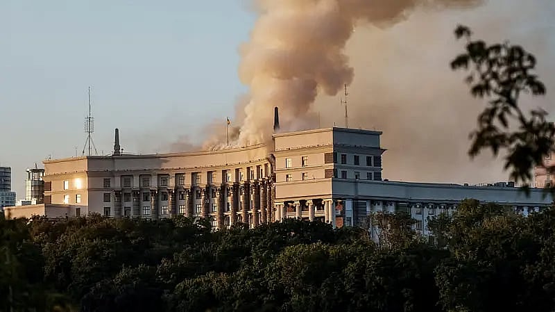 ইউক্রেনের রাজধানী কিয়েভে গতকাল রাতভর ড্রোন হামলা চালিয়েছে রাশিয়া। এমনই এক হামলায় এই ভবনে আগুন ধরে যায়