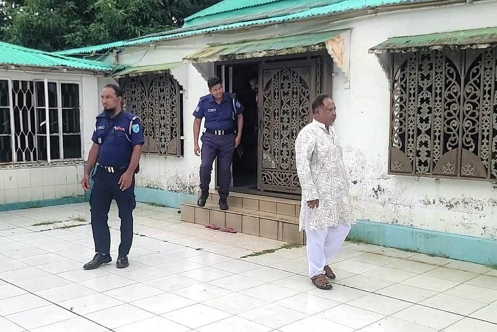পুলিশের সাবেক অতিরিক্ত আইজিপি খন্দকার শামসুদ্দোহাকে ঢাকার নবাবগঞ্জে নিজ বাড়ি থেকে থেকে গ্রেপ্তার করেছে পুলিশ। রোববার বেলা ১১টায় পানালিয়া ওয়ান্ডেরালা গ্রিনপার্কে