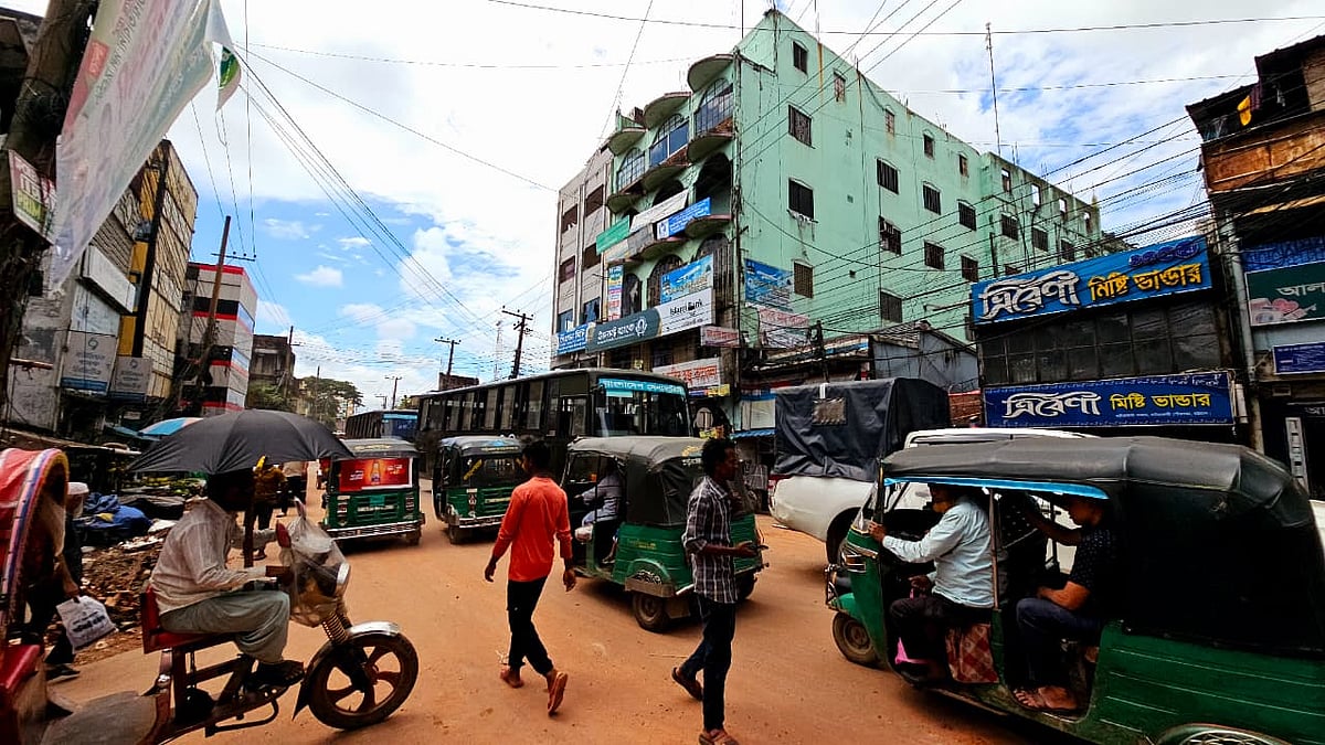 চট্টগ্রামের হাটহাজারীতে দুই পক্ষের পাল্টাপাল্টি ধাওয়া ও ইটপাটকেল ছোড়াছুড়ির ঘটনায় গতকাল সন্ধ্যার পর যান চলাচল বন্ধ হয়ে পড়ে। তবে রাত দুইটার পর যান চলাচল পুনরায় শুরু হয়। আজ সকালে হাটহাজারী বাসস্ট্যান্ড এলাকা থেকে তোলা