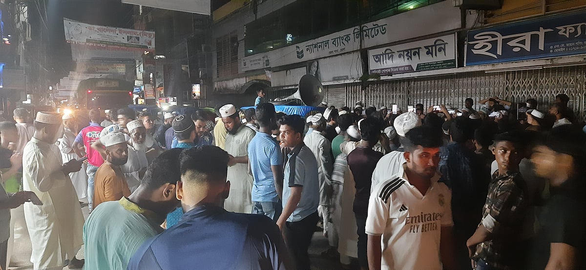 ভোলায় ইসলামী ঐক্য আন্দোলনের নেতাকে কুপিয়ে হত্যার প্রতিবাদে গতকাল শনিবার রাতে বিক্ষোভ মিছিল ও সমাবেশ হয়েছে