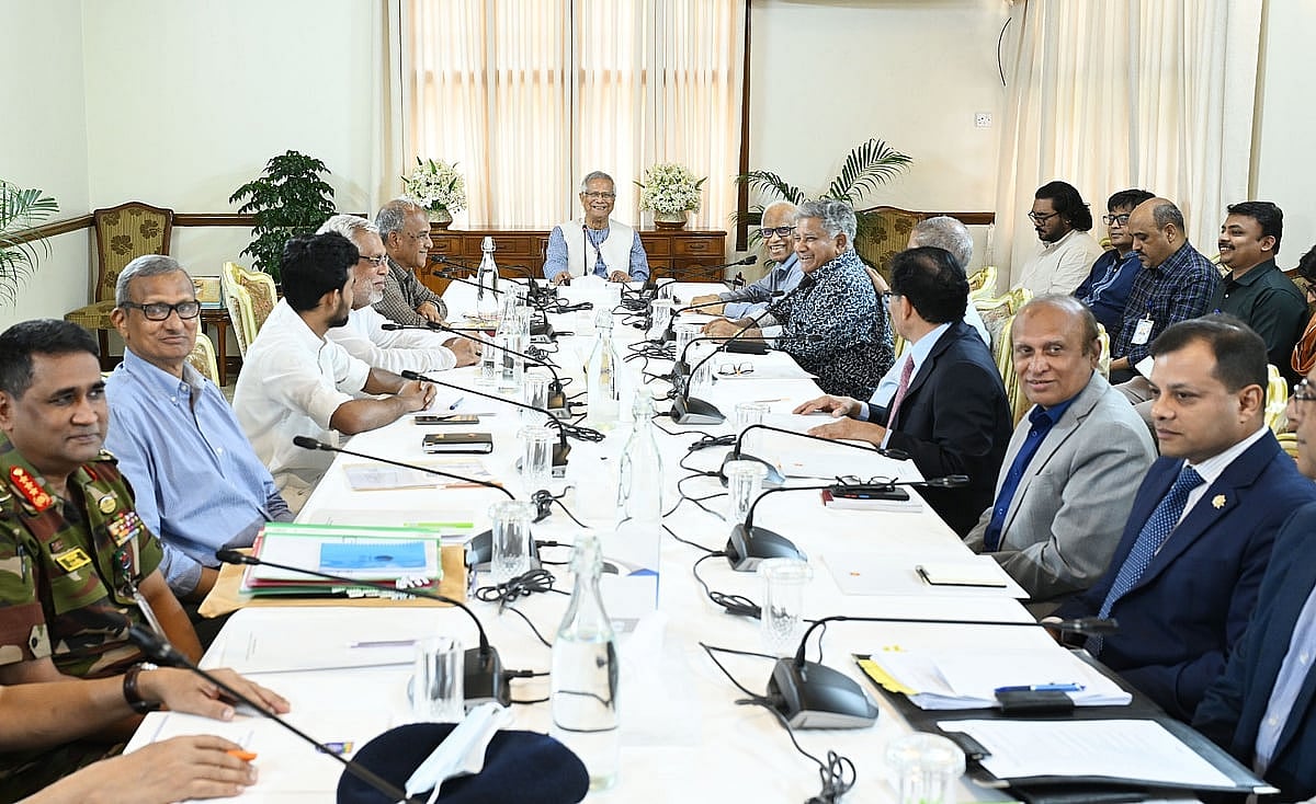 দেশের আইন শৃঙ্খলা পরিস্থিতি নিয়ে অন্তর্বর্তী সরকারের প্রধান উপদেষ্টা অধ্যাপক মুহাম্মদ ইউনূসের সভাপতিত্বে উচ্চ পর্যায়ের বৈঠক হয়েছে। আজ রোববার রাষ্ট্রীয় অতিথি ভবন যমুনায়