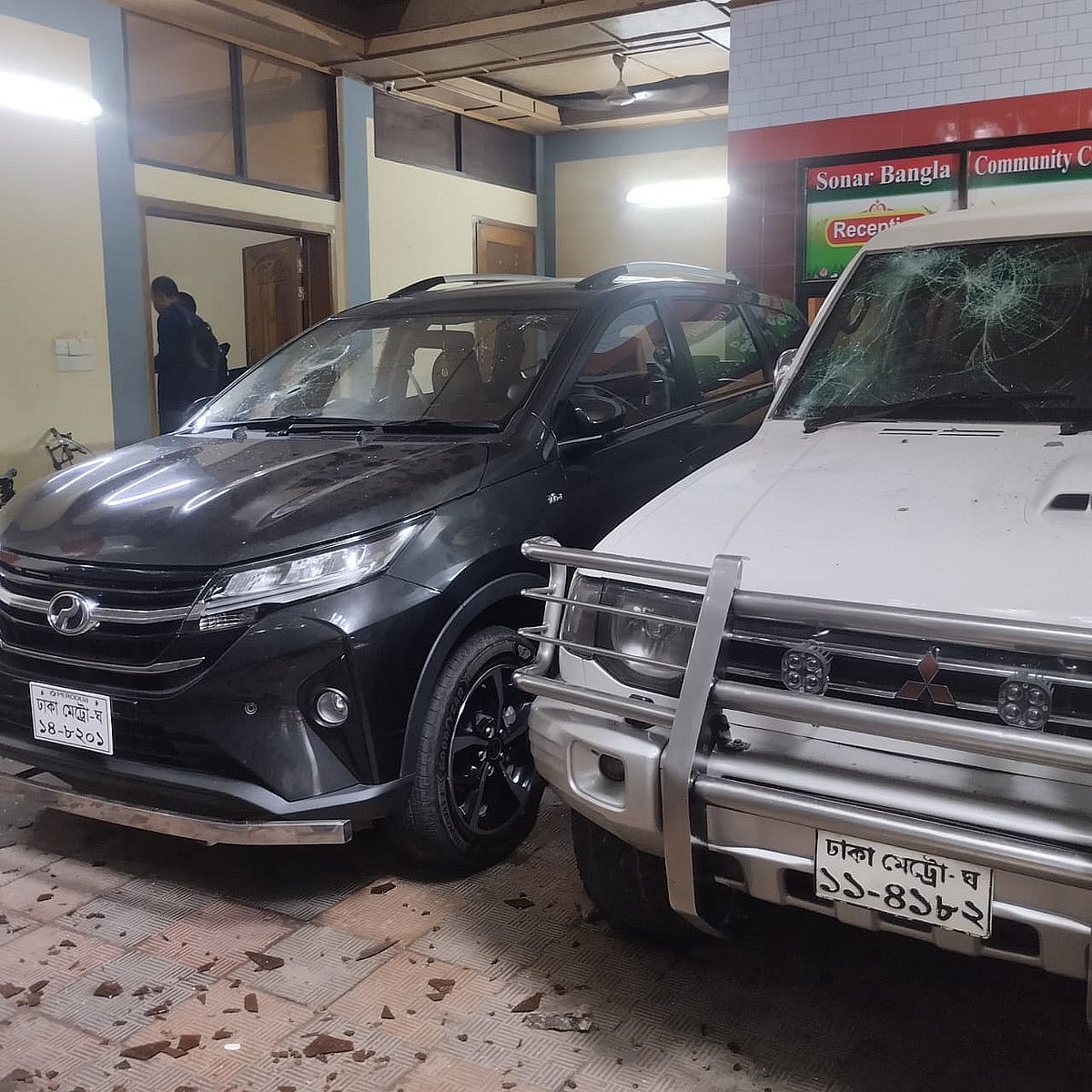 টাঙ্গাইল শহরে বঙ্গবীর কাদের সিদ্দিকীর বাসভবনে গতকাল শনিবার রাতে দুর্বৃত্তরা হামলা ও ভাঙচুর করে