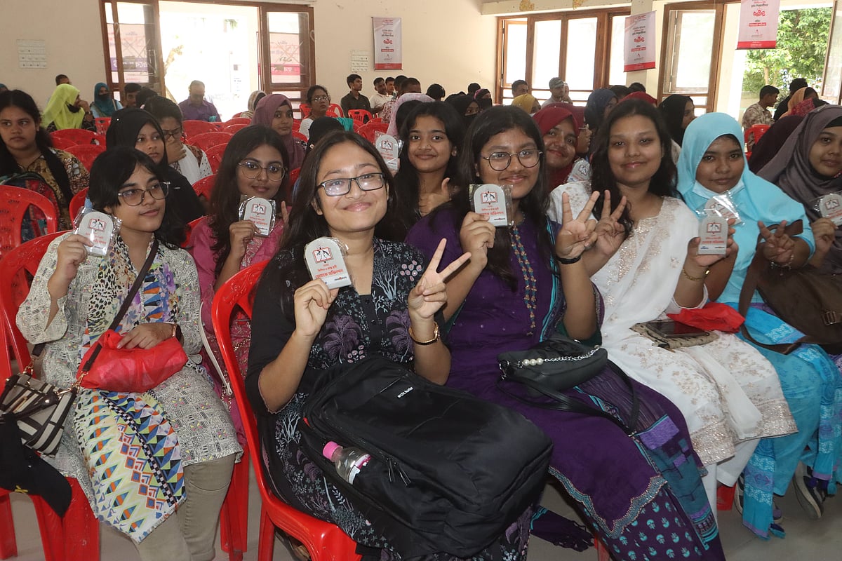 রাজবাড়ীতে শিখো-প্রথম আলো জিপিএ–৫ কৃতী শিক্ষার্থীদের সংবর্ধনা অনুষ্ঠানে ক্রেস্ট হাতে শিক্ষার্থীরা। রোববার দুপুরে সদর উপজেলা পরিষদ মিলনায়তনে