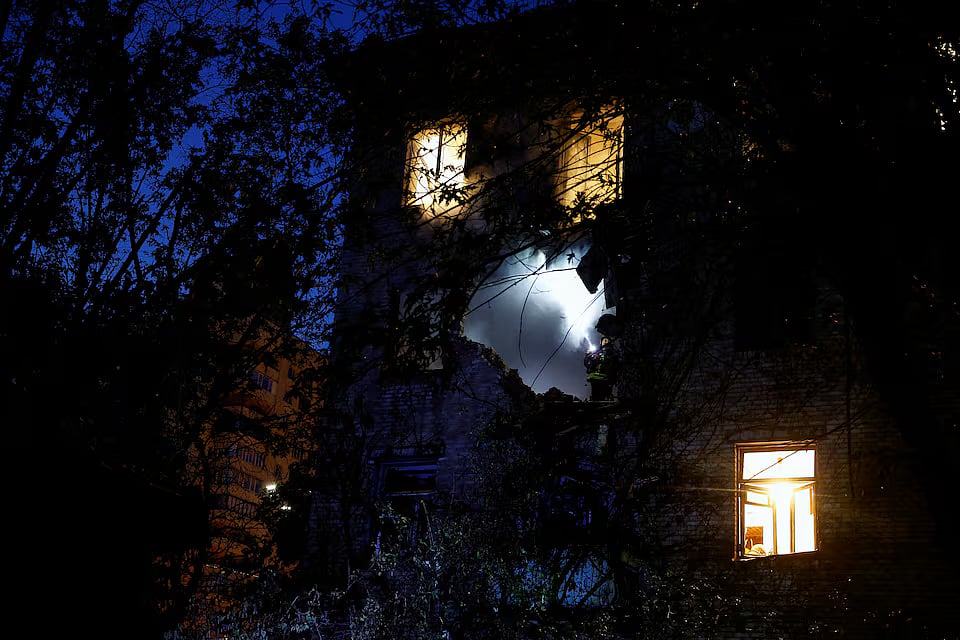 রাশিয়ার ড্রোন হামলায় কিয়েভে একটি আবাসিক ভবনে আগুন জ্বলছে। ৭ সেপ্টেম্বর ২০২৫