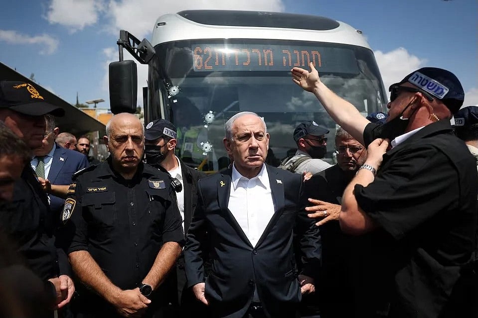 জেরুজালেমে ঘটনাস্থলে ইসরায়েলের প্রধানমন্ত্রী নেতানিয়াহুসহ অন্য কর্মকর্তারা। আজ ৮ সেপ্টেম্বর, জেরুজালেমের উপকণ্ঠে