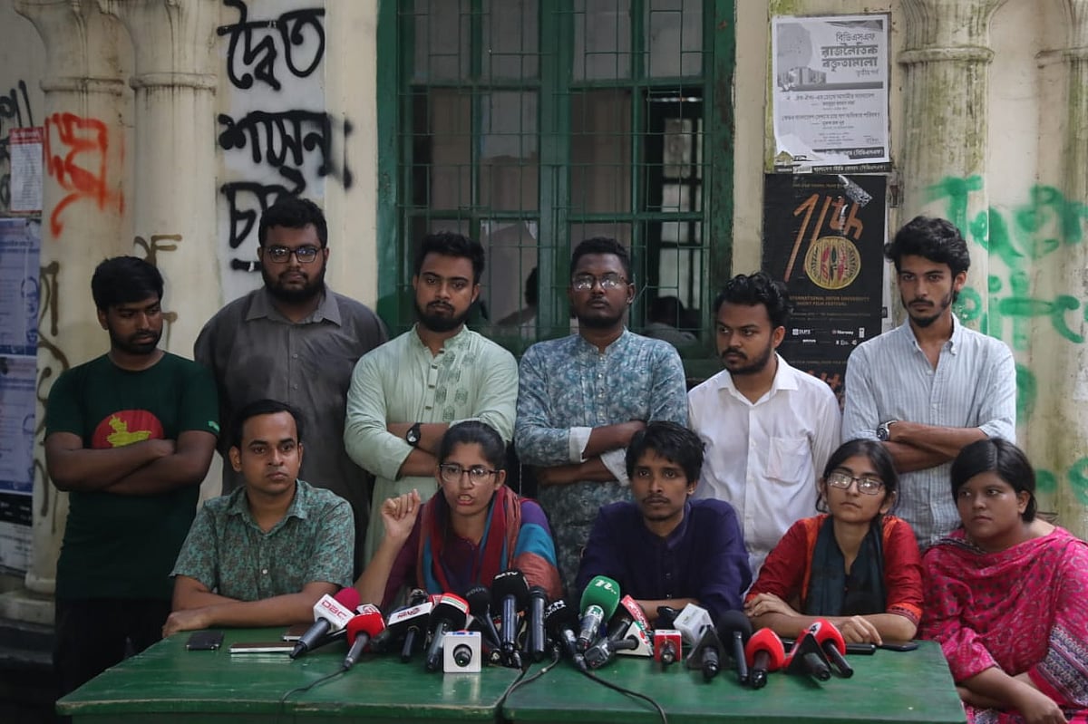 সংবাদ সম্মেলনে ‘স্বতন্ত্র শিক্ষার্থী ঐক্য’ প্যানেলের ভিপি প্রার্থী উমামা ফাতেমা। ঢাকা বিশ্ববিদ্যালয়ের মধুর ক্যানটিনের সামনে, ৮ সেপ্টেম্বর ২০২৫