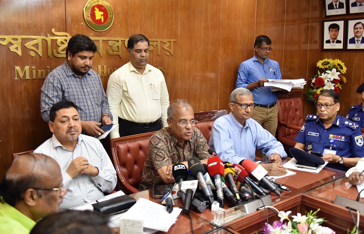 স্বরাষ্ট্র উপদেষ্টা লেফটেন্যান্ট জেনারেল (অব.) মো. জাহাঙ্গীর আলম চৌধুরী। আজ সোমবার সচিবালয়ে স্বরাষ্ট্র মন্ত্রণালয়ের সভাকক্ষে