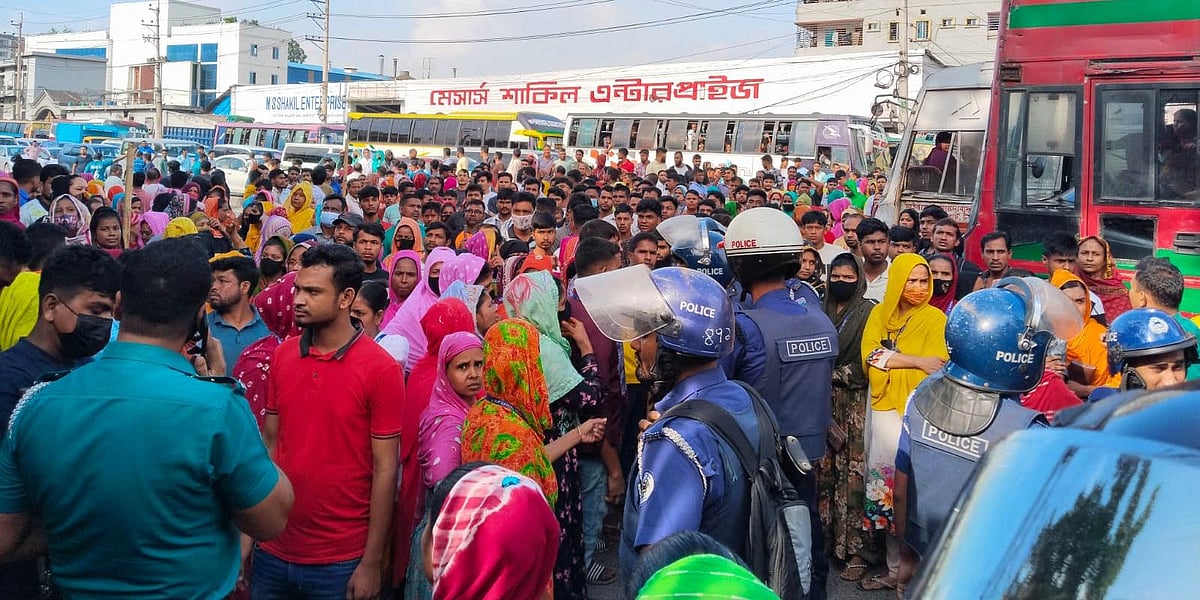 গাজীপুর মহানগরীর বাসন কলম্বিয়া এলাকায় বকেয়া বেতনের দাবিতে শ্রমিকদের বিক্ষোভ। সোমবার সকাল ৯টার দিকে