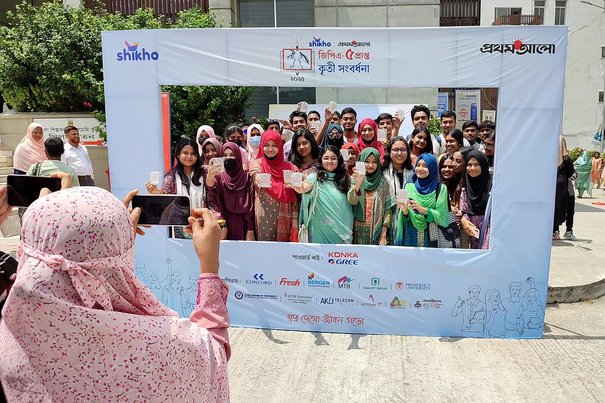 সংবর্ধনা অনুষ্ঠানের স্মৃতি ধরে রাখতে বন্ধুদের সঙ্গে ছবি তোলায় ব্যস্ত কৃতী শিক্ষার্থীরা। আজ সোমবার কুষ্টিয়া জেলা শিল্পকলা একাডেমিতে