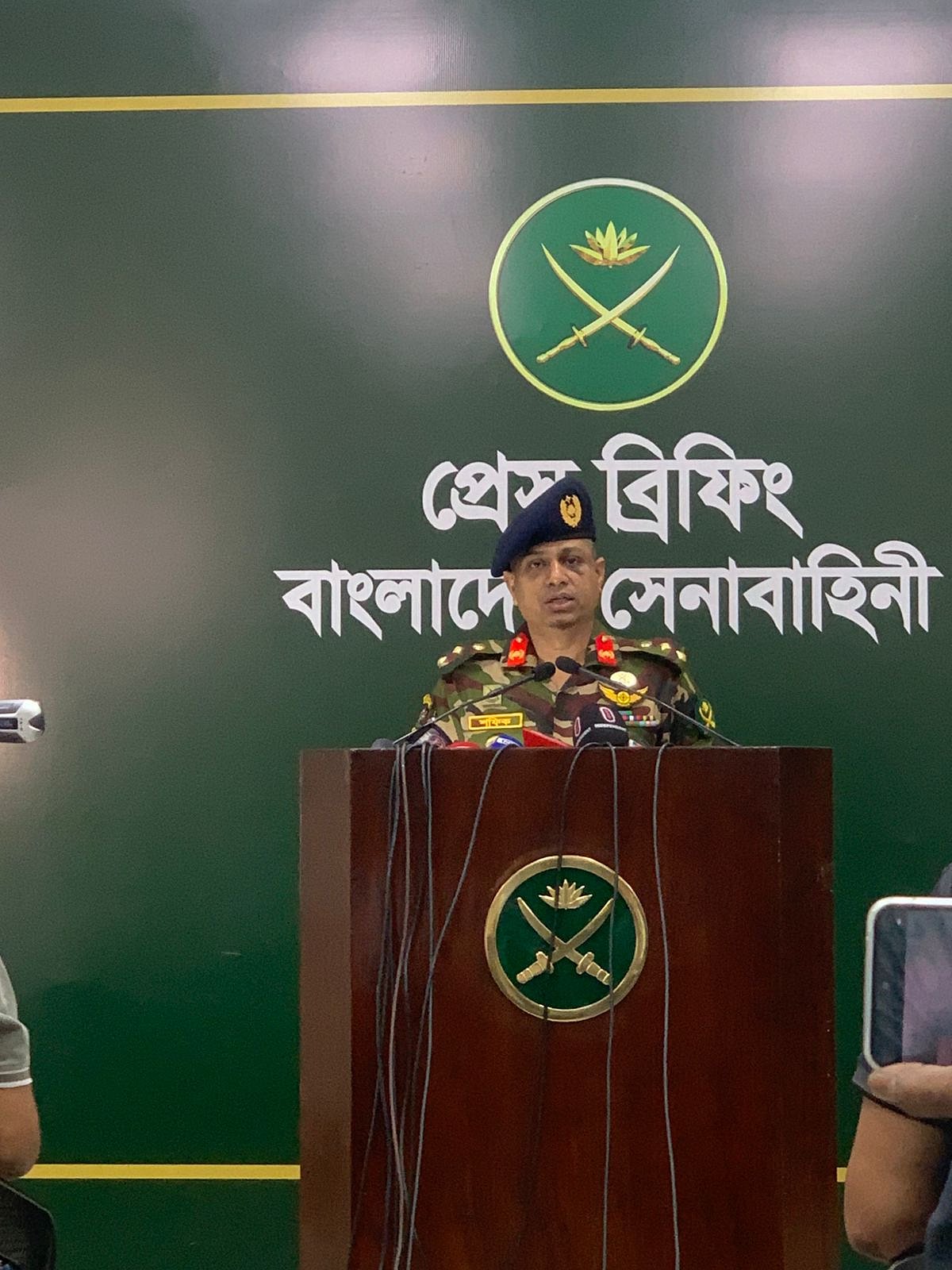 সেনাসদরের প্রেস ব্রিফিংয়ে কথা বলছেন মিলিটারি অপারেশনস পরিদপ্তরের কর্নেল স্টাফ কর্নেল মো. শফিকুল ইসলাম