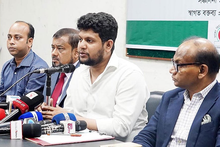 বক্তৃতা করছেন অন্তর্বর্তী সরকারের তথ্য ও সম্প্রচার মন্ত্রণালয়ের উপদেষ্টা মাহফুজ আলম। ঢাকা রিপোর্টার্স ইউনিটি (ডিআরইউ) মিলনায়তনে, ৮ সেপ্টেম্বর ২০২৫