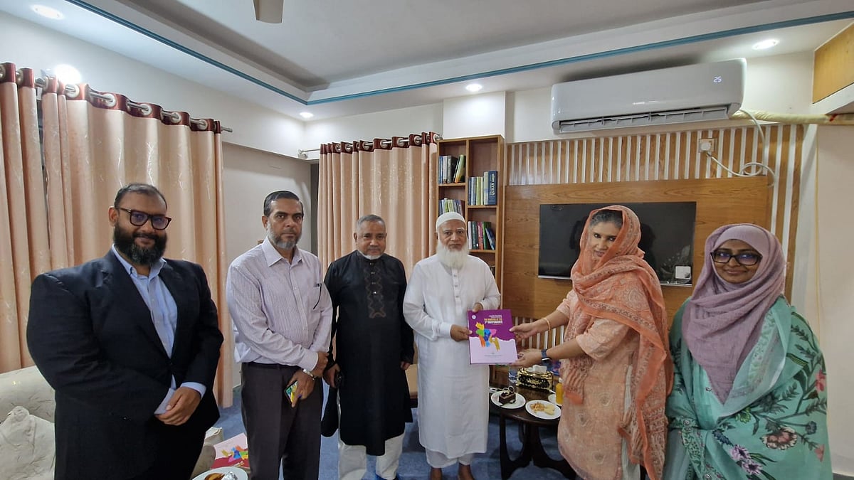 জাতিসংঘের প্রতিনিধিদলকে জামায়াত কর্তৃক ‘জুলাই শহীদদের’ স্মরণে প্রকাশিত ইংরেজি সংস্করণের ১২ খণ্ডের বই উপহার দেন দলটির আমির