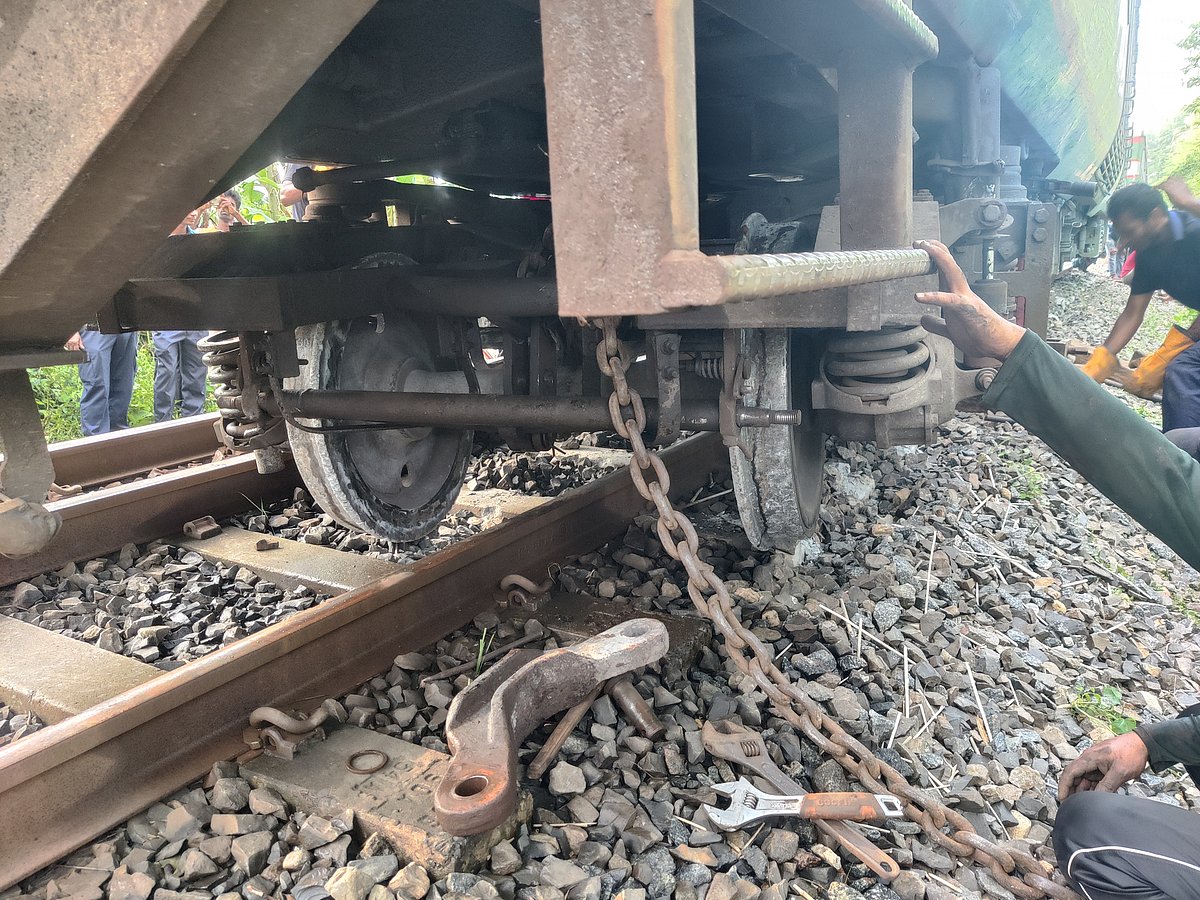 জয়পুরহাটের আক্কেলপুর রেলস্টেশনের দক্ষিণে ভদ্রকালী এলাকায় কুড়িগ্রাম এক্সপ্রেস ট্রেন লাইনচ্যুত হয়। আজ মঙ্গলবার সকালে