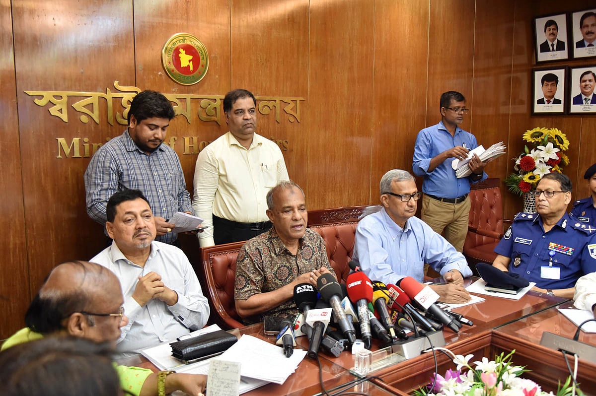 স্বরাষ্ট্র মন্ত্রণালয়ে সোমবার এক সভা শেষে সাংবাদিকদের ব্রিফ করছেন স্বরাষ্ট্র উপদেষ্টা লেফটেন্যান্ট জেনারেল (অব.) জাহাঙ্গীর আলম চৌধুরী
